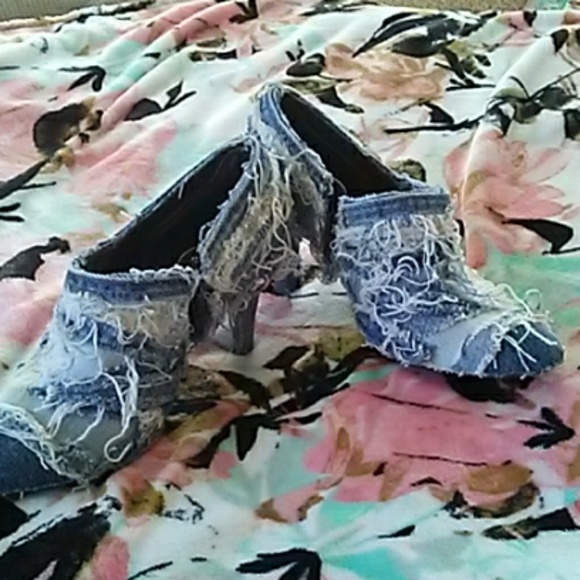 Distressed denim bootie heels shoes - Picture 4 of 4